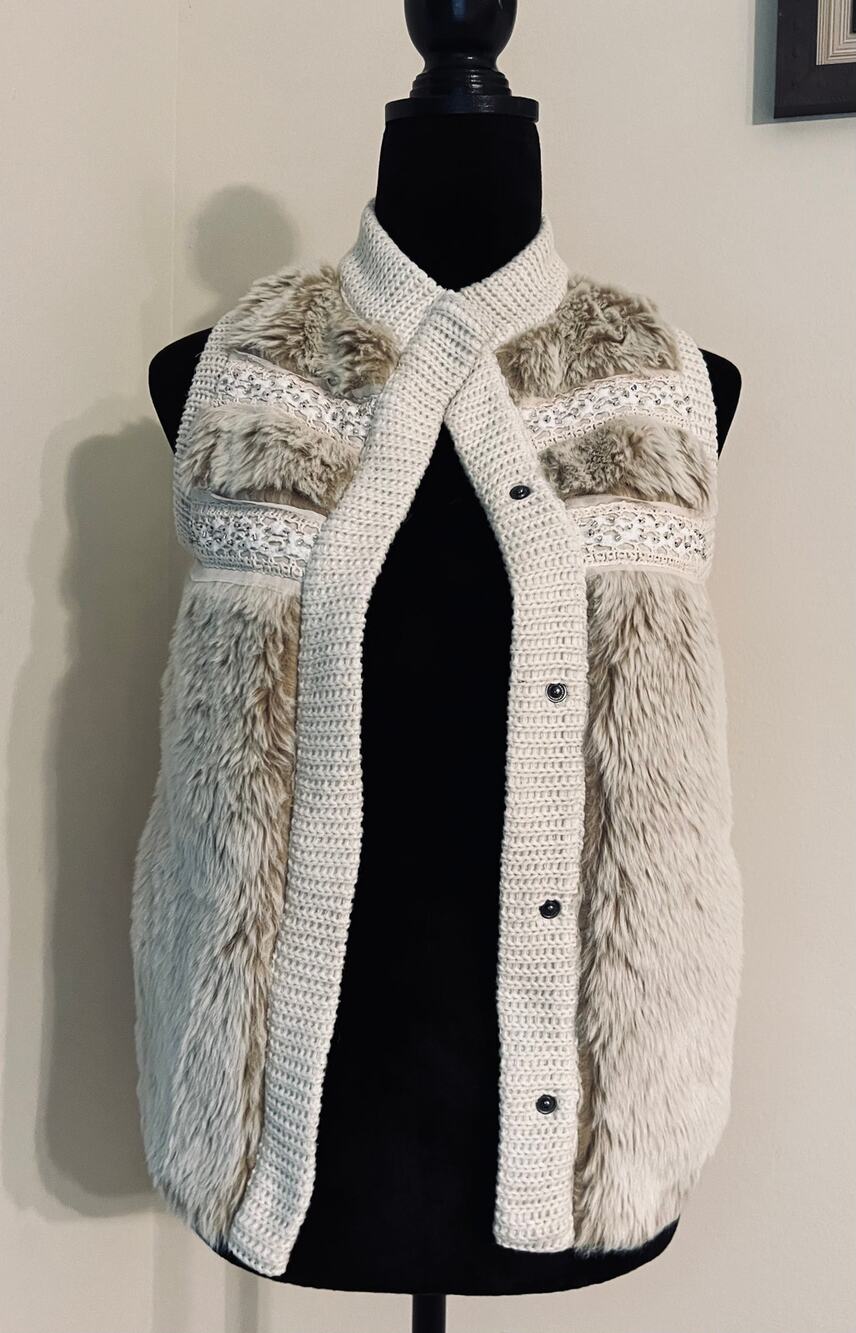 Miss Me Faux Fur Embellish Vest sz XS